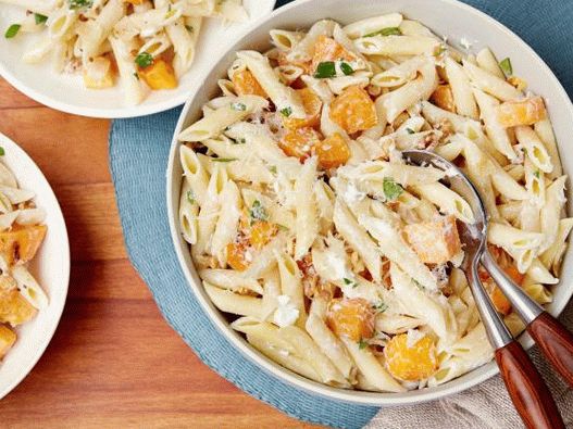 Foto Penne pasta con nuez moscada calabaza y queso de cabra