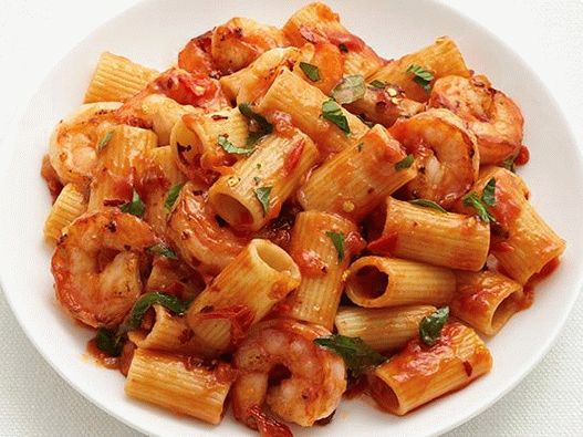 Foto de pasta rigatoni de camarones con salsa de tomate
