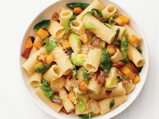 Foto de pasta rigatoni con nuez moscada, coles de Bruselas y tocino