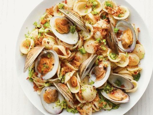 Foto de pasta con almejas y brócoli