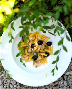 Pasta con estofado y conejo