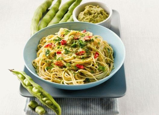 Foto de pasta de espagueti con habas