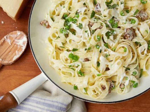 Foto de pasta de tallarines con chorizo ​​italiano en salsa de queso