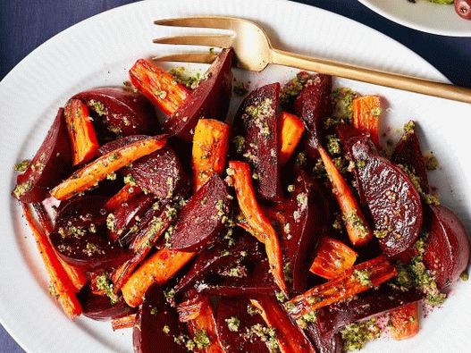 Foto de zanahorias y remolachas al horno con pesto de nuez