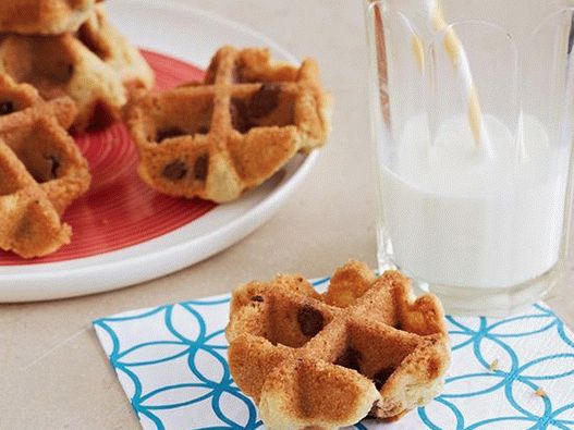 Foto de galletas con trozos de chocolate en una plancha para gofres
