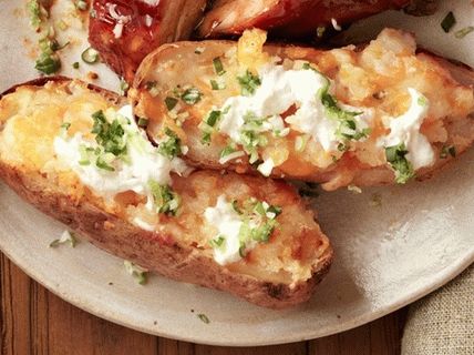 Patatas al horno rellenas de queso y rábano picante