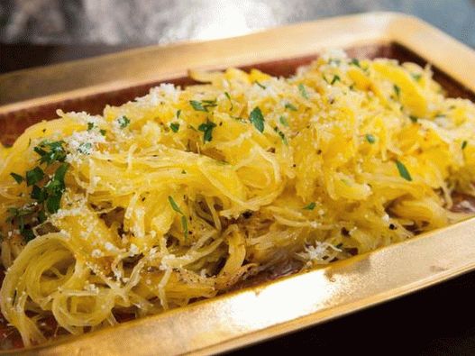 Foto de calabaza de espagueti al horno con parmesano y aceite de trufa