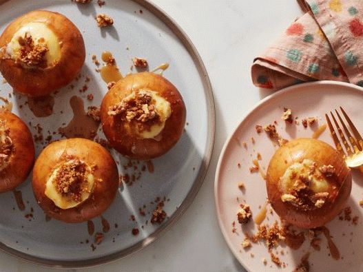 Foto de manzanas al horno con pastel de queso relleno de requesón