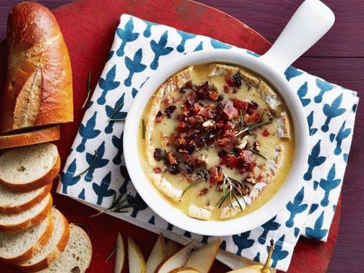 Foto de queso brie horneado con arándanos, nueces y tocino