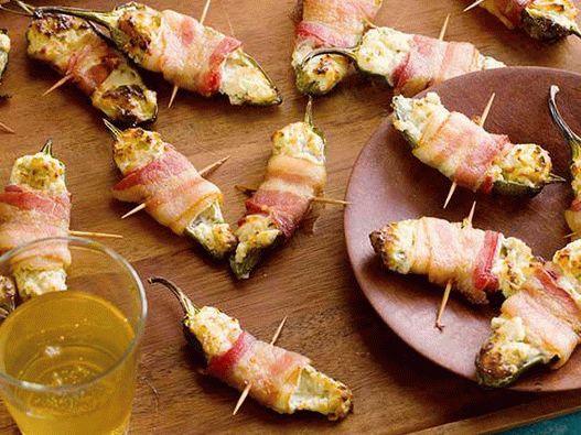 Foto Pimientos en tocino con relleno de queso