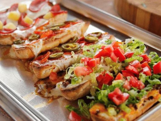 Foto Pizza surtido con baguette francés