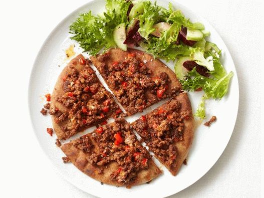 Foto de pizza de pita con carne de res