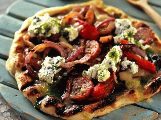 Foto Pizza a la parrilla con salchichas de caza y pimienta