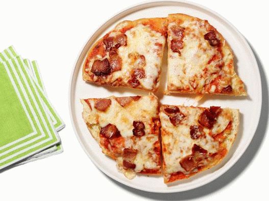 Foto Pizza con tocino y tres tipos de queso