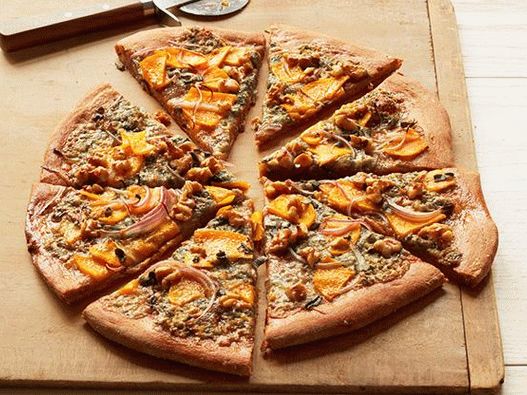 Foto pizza con nuez moscada, calabaza y queso gorgonzola