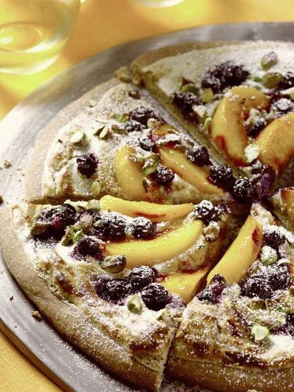 Foto pizza con duraznos y arándanos