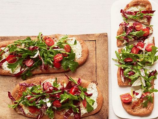 Foto Pizza con ensalada tricolor