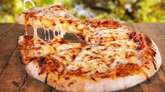 Foto Pizza con tomates secados al sol y cuatro quesos
