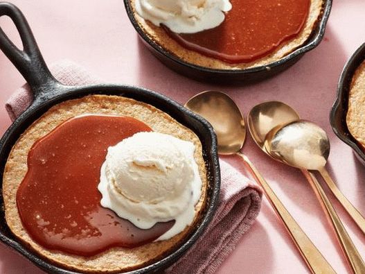 Foto bizcocho exuberante con cobertura de caramelo