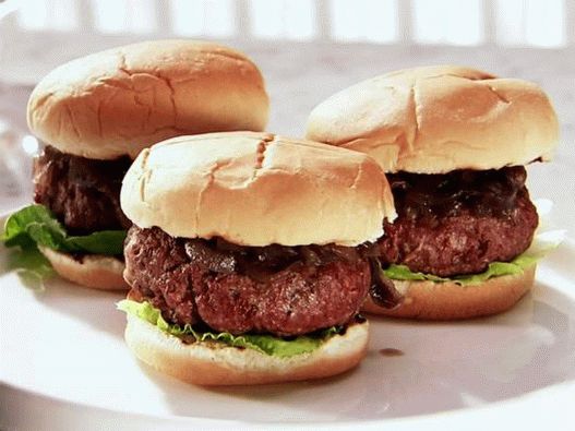 Foto hamburguesas de cerveza con compota de cebolla roja