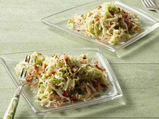 Ensalada de col con zanahorias, manzanas y tocino