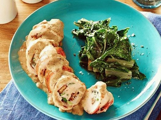 Pollo con queso azul y nueces, envuelto en tocino en salsa de leche