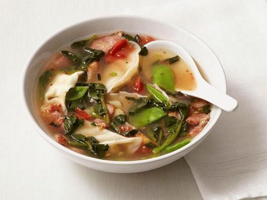 Sopa con albóndigas, tocino y guisantes de azúcar