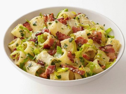 Pasta rigatoni con tocino y puerro