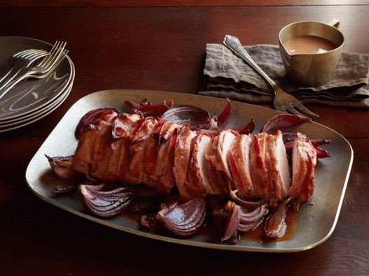 Cerdo en escabeche de moras envuelto en tocino