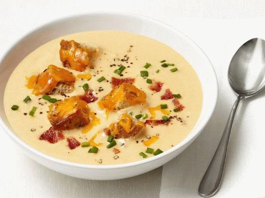 Sopa de manzana con crotones de tocino y queso