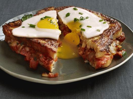 Tostadas francesas con mermelada de tomate, tocino y huevos fritos
