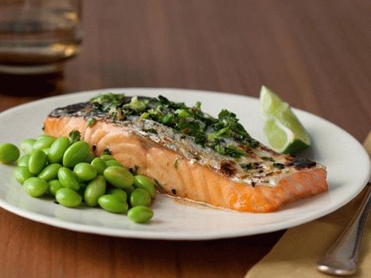 Filete de salmón a la parrilla con frijoles edamame