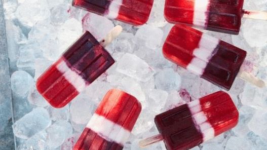 Foto útil hielo de frutas en capas con el sabor de fresas, coco y arándanos