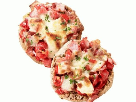 Foto porciones de pizza en muffins ingleses para el desayuno