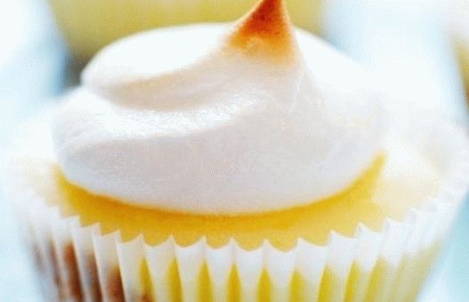 Pastel de queso con queso y merengue de limón
