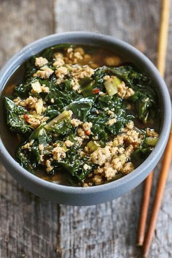 Foto de sopa portuguesa con col rizada