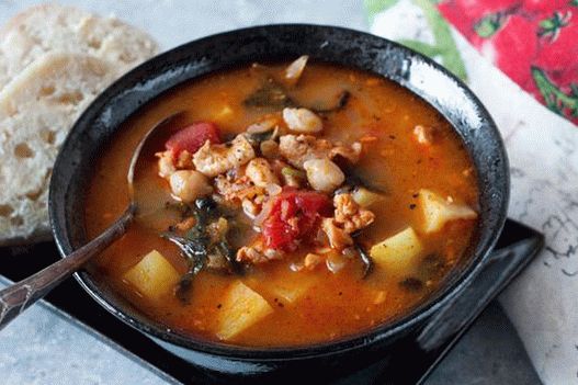 Foto de sopa portuguesa con garbanzos y col rizada