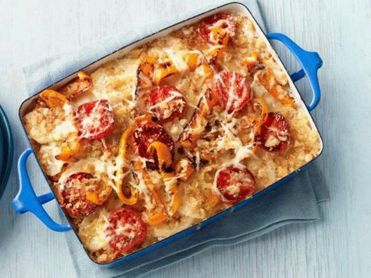 Patatas gratinadas con tomates y pimientos