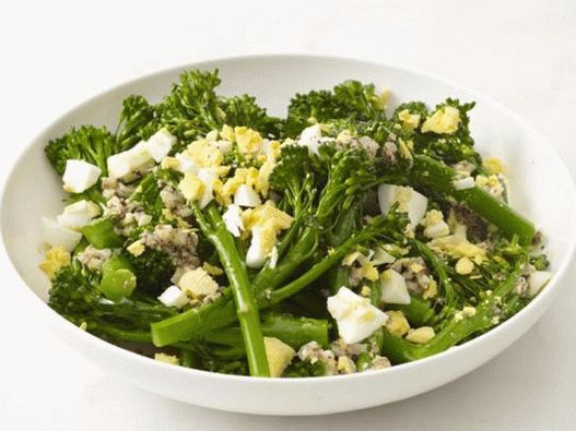 Ensalada de brócoli con huevos