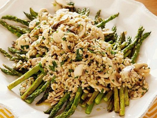 Ensalada de cebada con champiñones y espárragos fritos