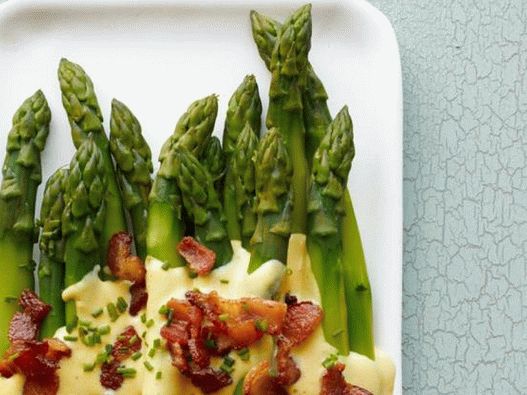Espárragos con tocino y salsa de sabayón