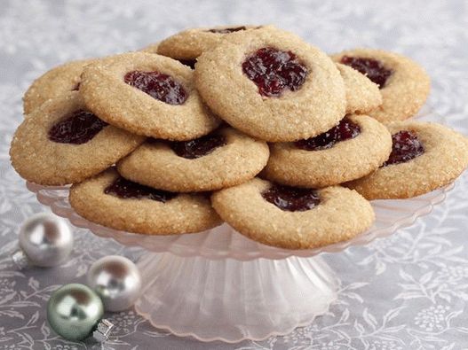 Foto de galletas festivas con mantequilla de maní y relleno de mermelada de fresa