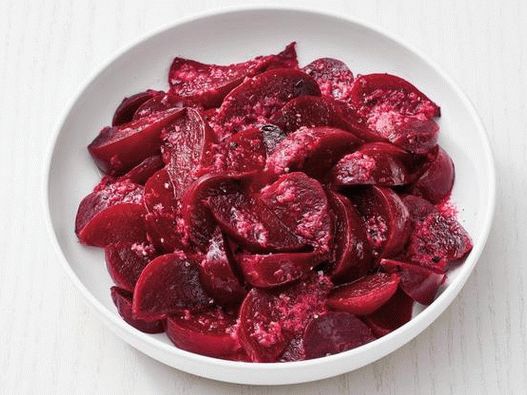 Foto - Remolacha en salsa de jengibre en un látigo