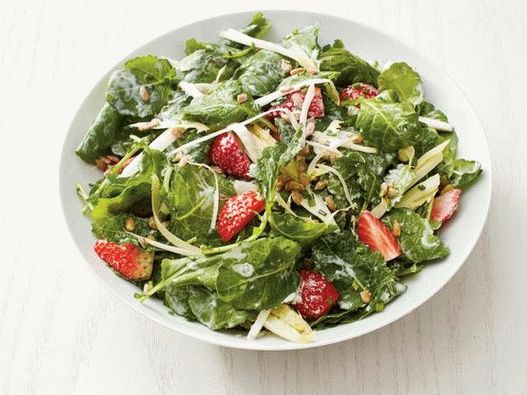 Foto - Ensalada con col rizada, escarola y fresas