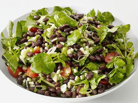Foto - Ensalada de frijoles negros con berros