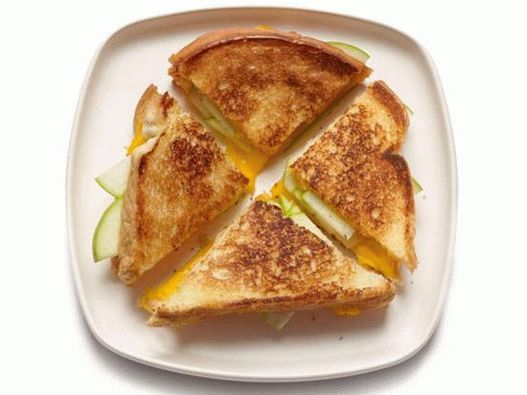Foto del plato - Sandwich caliente con queso y manzana de Ri Drummond