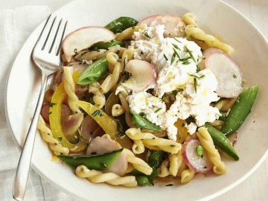 Foto Una sencilla guarnición de pasta con ricotta de limón