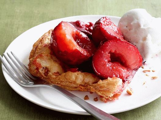 Foto Tarta de ciruela simple de hojaldre