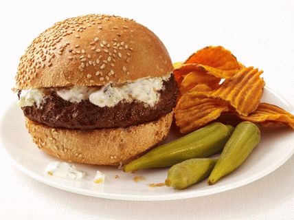 Foto hamburguesas picantes con pepinos y yogurt