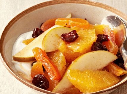 Foto Ensalada de frutas picantes de naranjas y peras